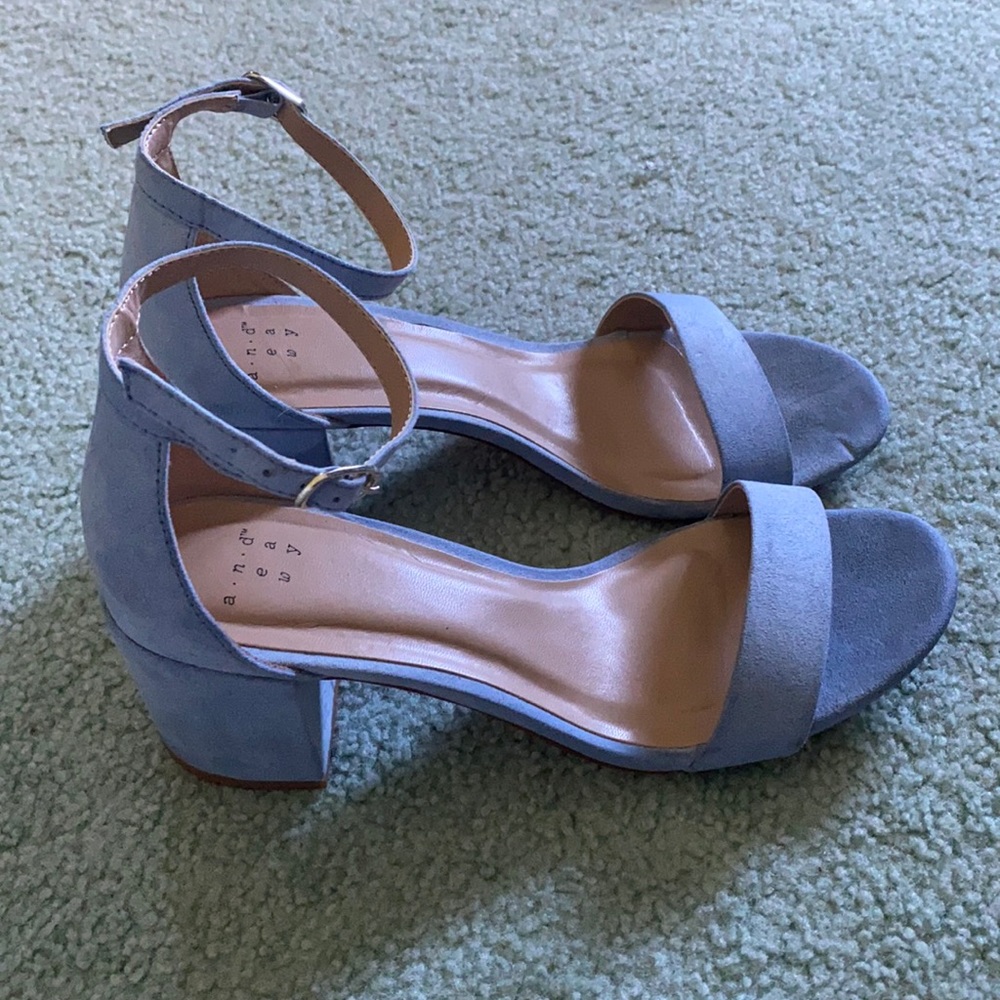 a•n•d eawy women’s baby blue suede heels size 7.
